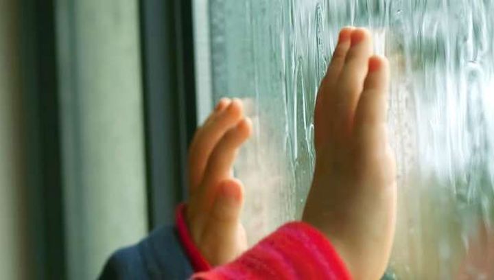 На Днепропетровщине 4-летняя девочка выпала из окна. Новости Днепра