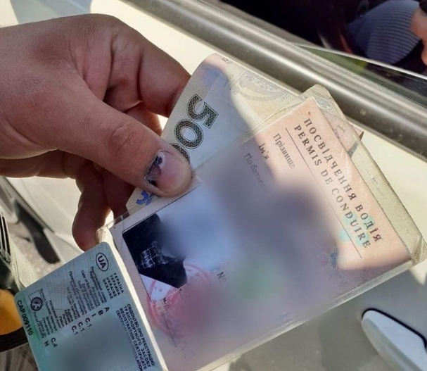 Мужчина предлагал взятку полицейским. Новости Днепра