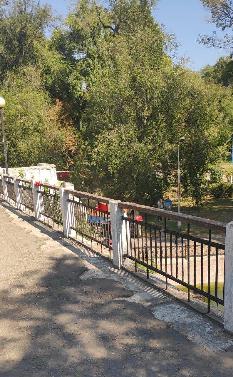 Город болен: в Днепре прошел необычный флешмоб ко дню города