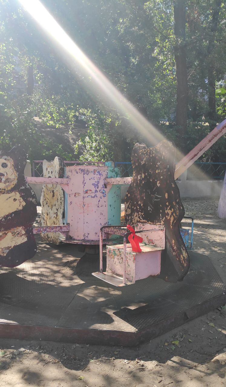 Город болен: в Днепре прошел необычный флешмоб ко дню города