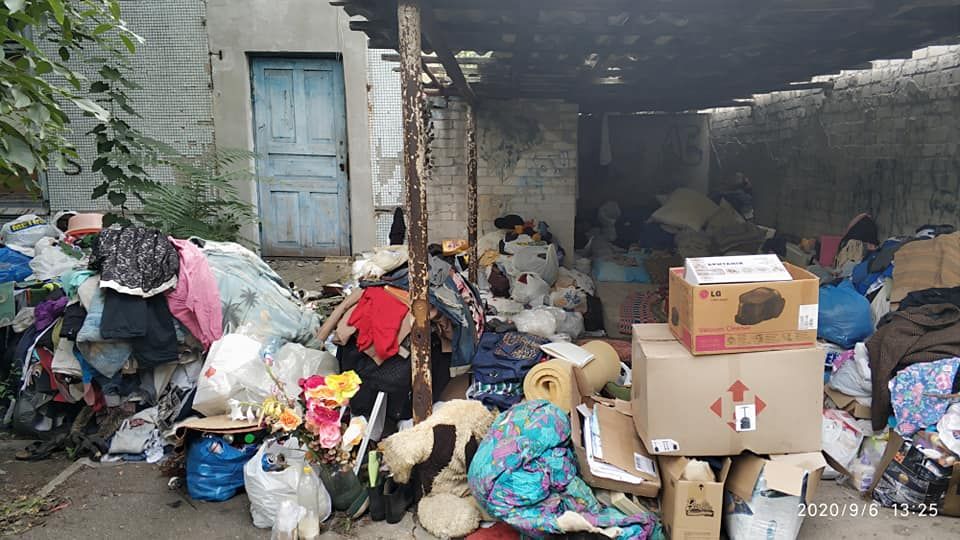 Бездомная держит в страхе детей. Новости Днепра