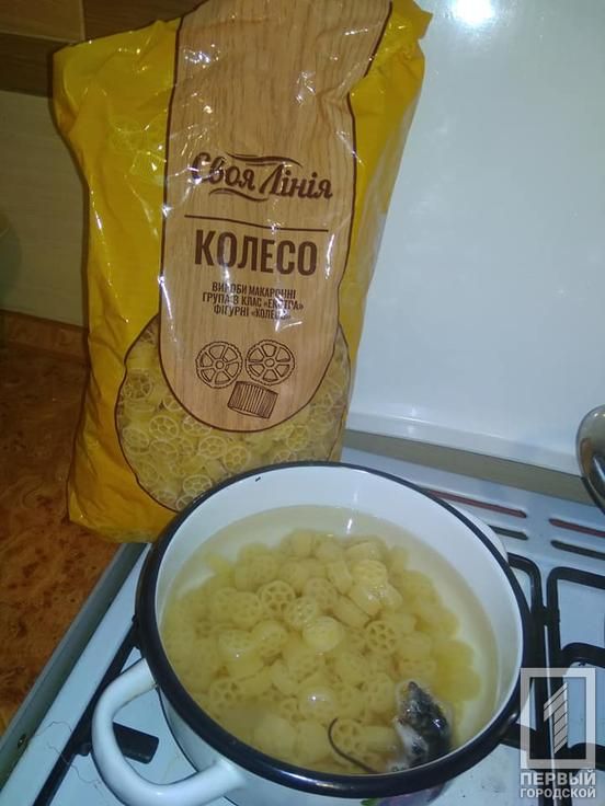 Девушка обнаружила мертвую мышь в пачке макарон