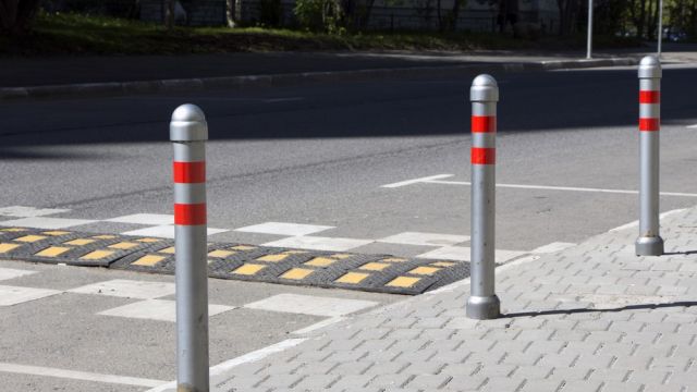 В Днепре корпус театрально-художественного колледжа на площади Успенской защитили столбиками. Новости Днепра