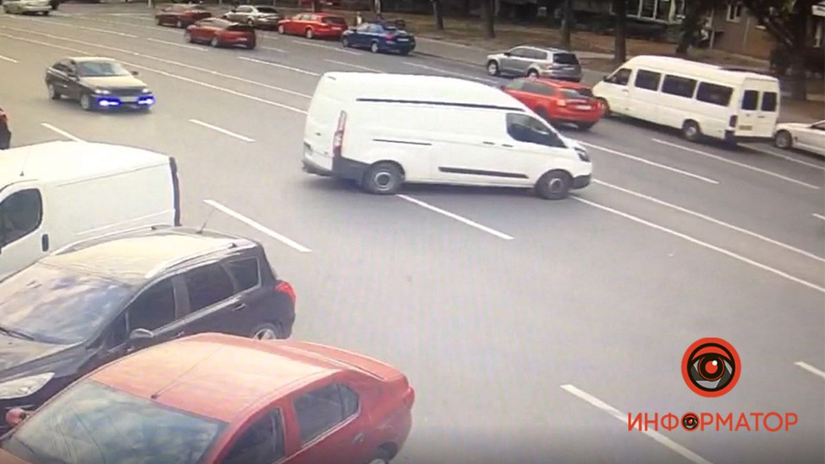 В Днепре авто каталось по дороге без водителя. Новости Днепра
