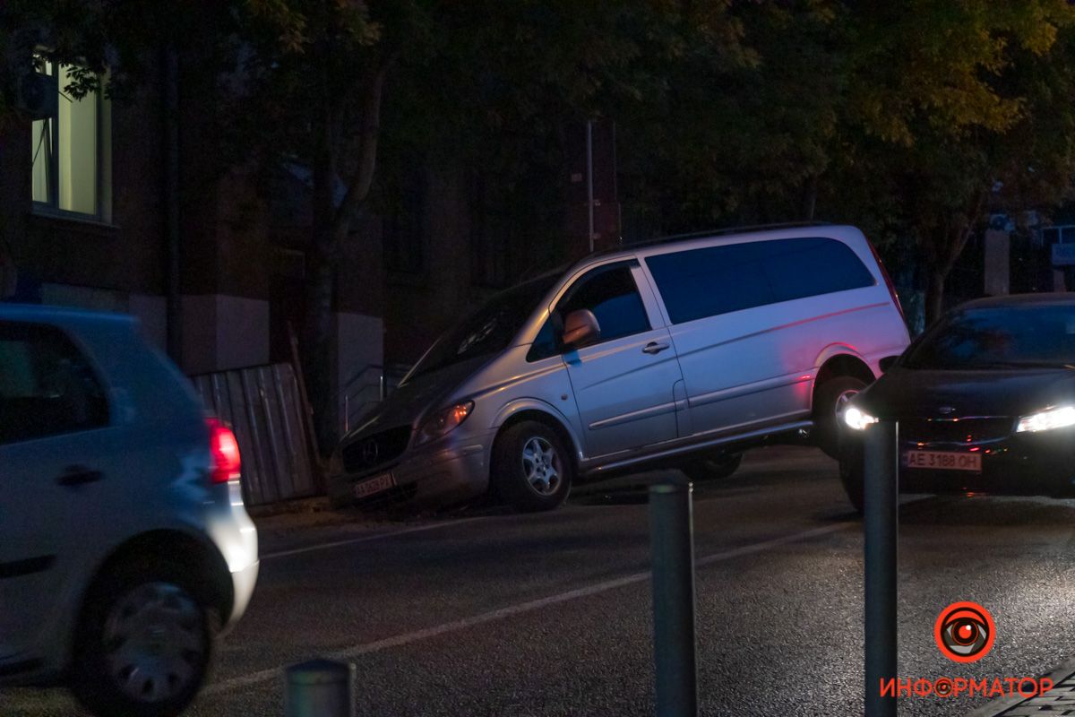 В Днепре автомобиль застрял в яме