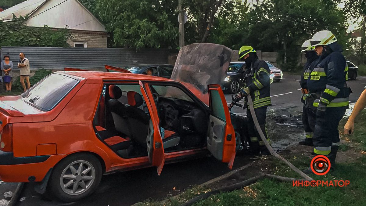 В Днепре загорелся автомобиль