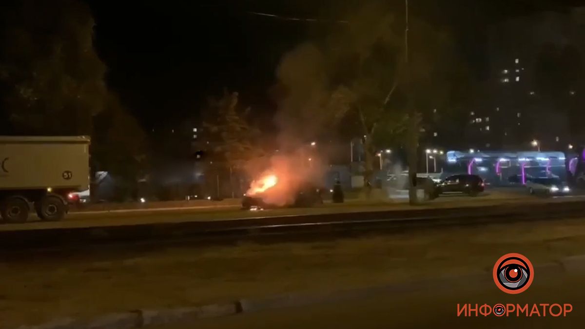 В Днепре загорелось авто