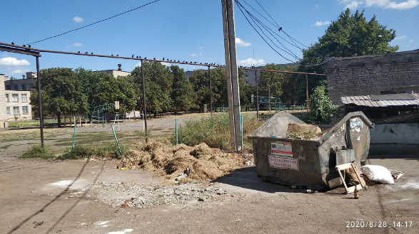У школы отбирают мусорный бак. Новости Днепра