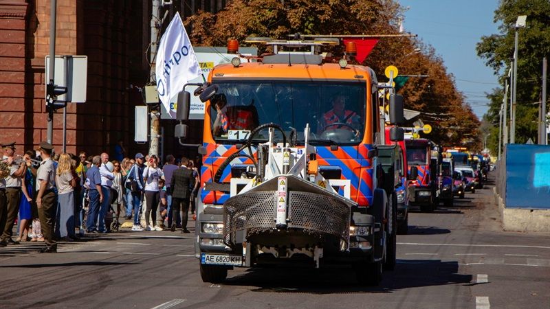 В Днепре в День города впервые состоялся парад коммунальной техники «Молодежь за чистый Днепр».. Новости Днепра