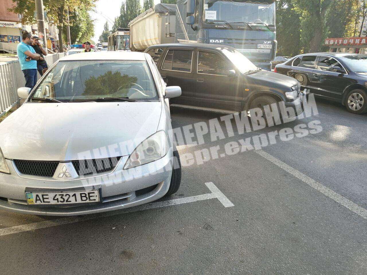 Водитель иномарки спровоцировал тройное ДТП. Новости Днепра