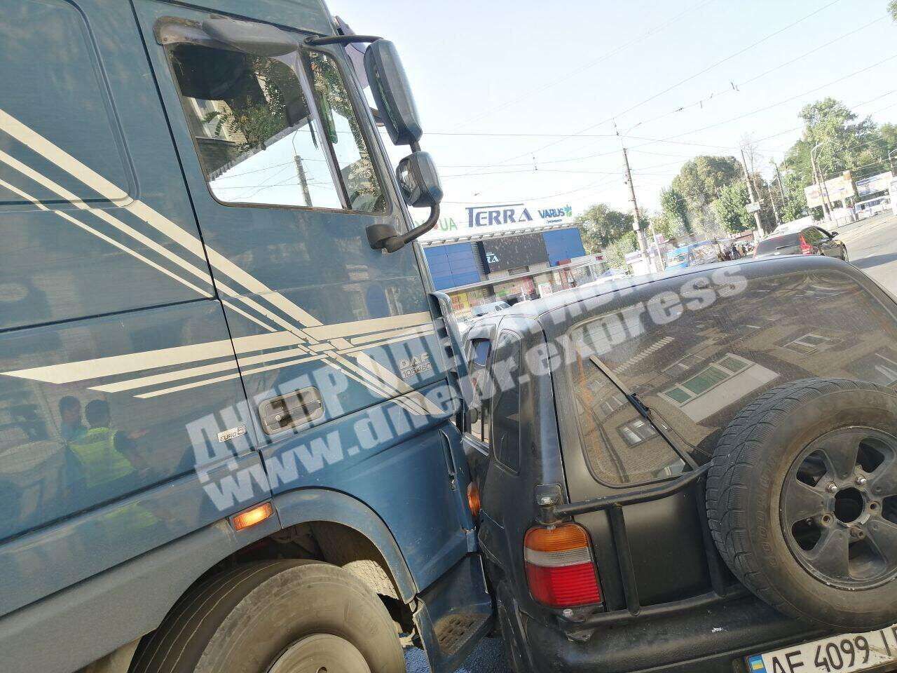 Водитель иномарки спровоцировал тройное ДТП. Новости Днепра