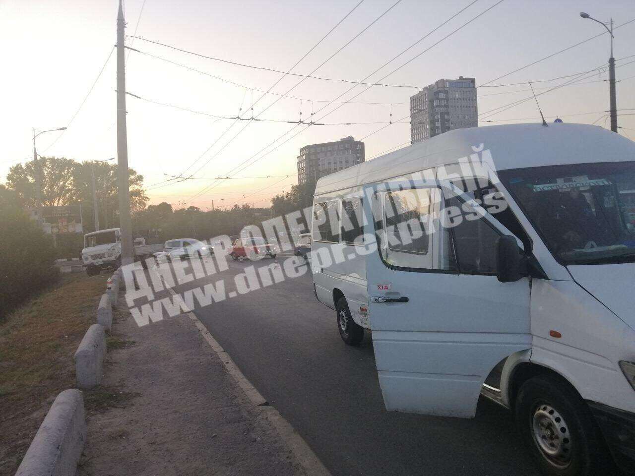 В Днепре столкнулись грузовик и маршрутка