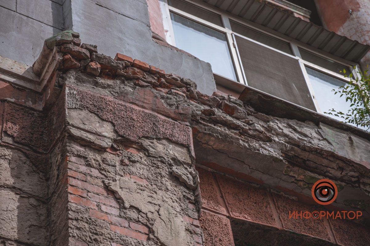 Рушится фасад здания. Новости Днепра