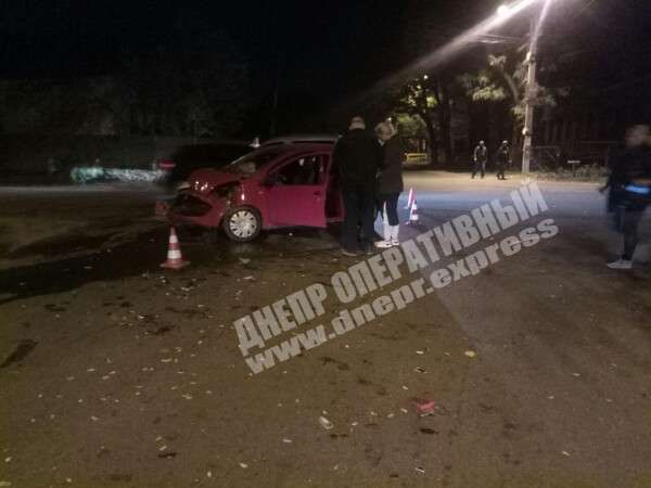 Авария произошла по причине того, что один из водителей не уступил дорогу едущему по главной авто. Есть пострадавшие. Новости Днепра