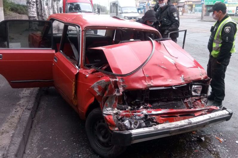Пострадавшего зажало конструкциями машины, его освободили и отвезли в больницу. Новости Днепра