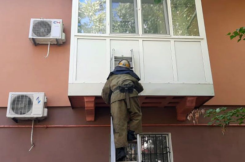 Ребенок случайно захлопнул двери и оказался в квартире сам. Попасть в нее никто не мог, понадобилась помощь спасателей. Новости Днепра