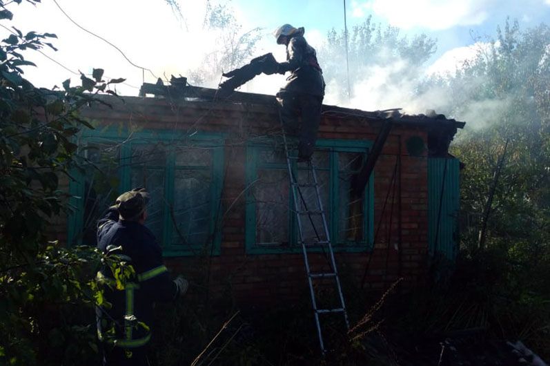 Огонь охватил дом. Новости Днепра