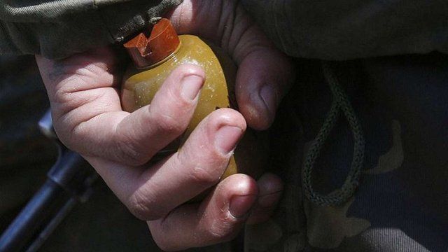 Мужчина вел себя агрессивно, угрожал взорвать гранату. На месте происшествия звучали взрывы. Новости Днепра