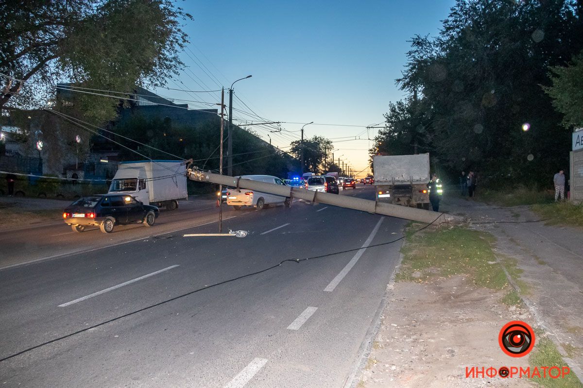 В Днепре столб упал на дорогу. Новости Днепра