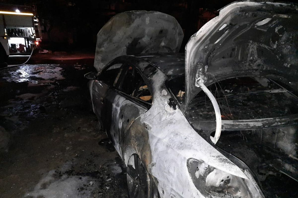 На стоянке по неизвестным причинам сгорел автомобиль. Новости Днепра