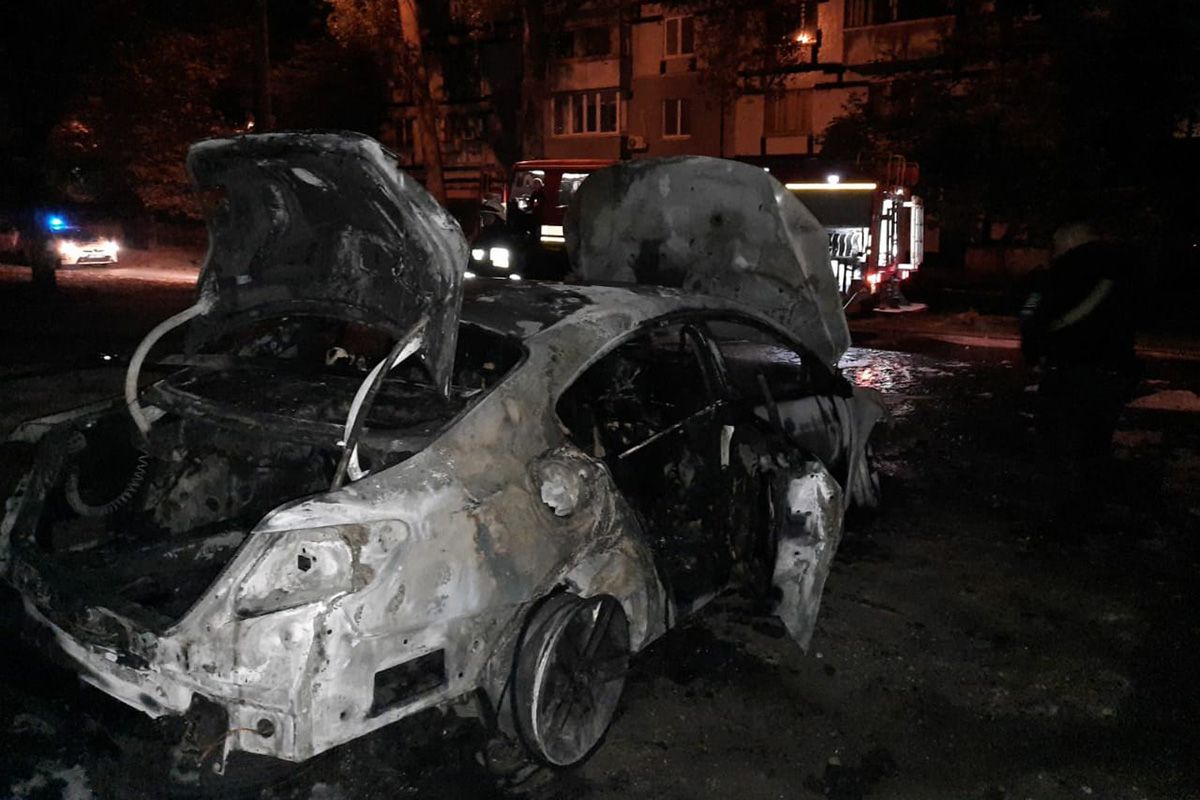 На стоянке по неизвестным причинам сгорел автомобиль. Новости Днепра