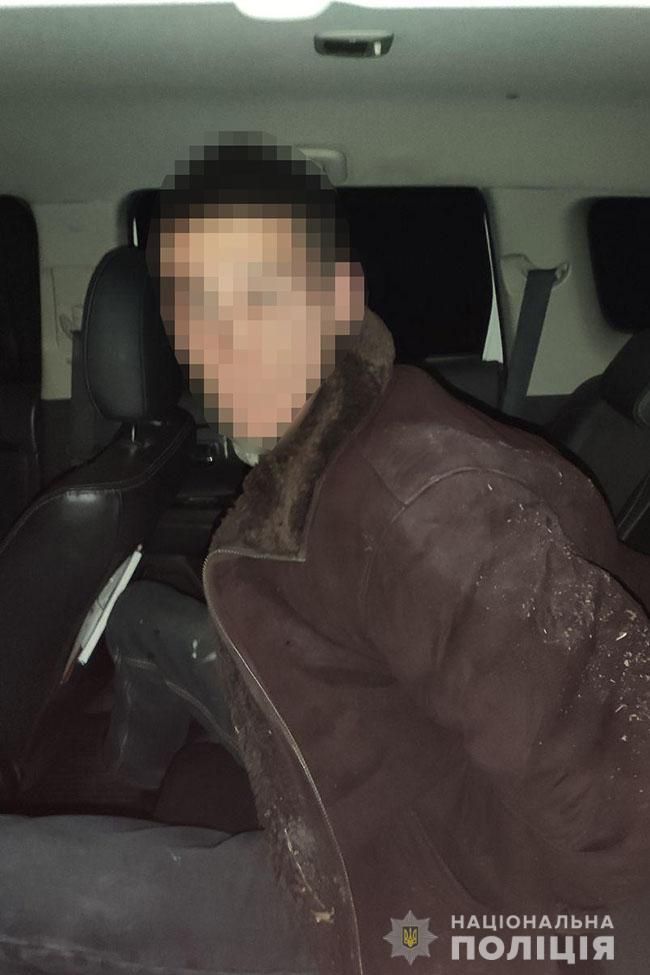 На женщину на улице напал незнакомец, который ударил ее по голове и угрожал ножом. Все это происходило по причине того, что мужчина желал присвоить имущество женщины. Новости Днепра