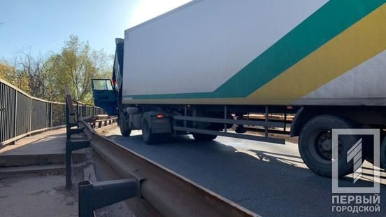 Оказались перекрыты две полосы движения. Все подробности. Новости Днепра