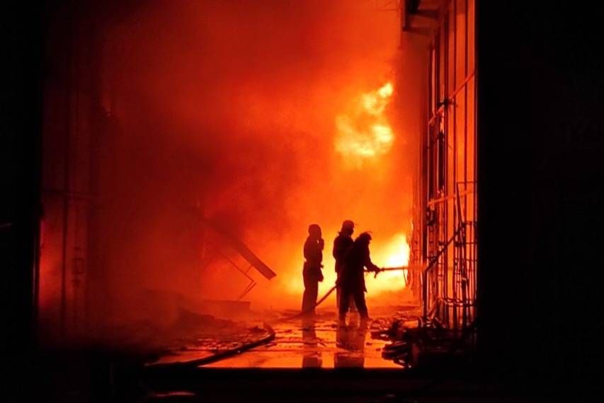 Мастабный пожар на рынке тушат 100 спасателей. Новости Украины