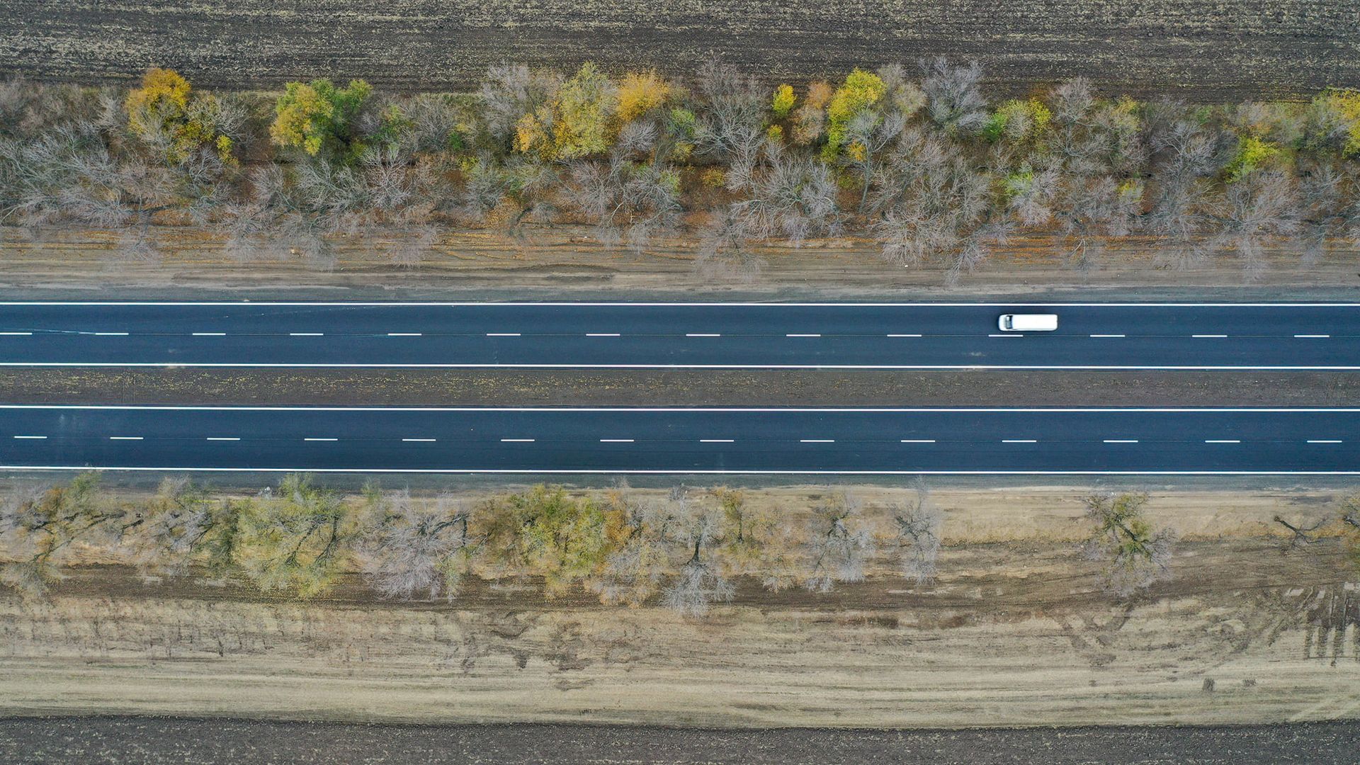 Юрий Голик показал, как выглядит обновленный участок автодороги М-04 неподалеку от Днепра