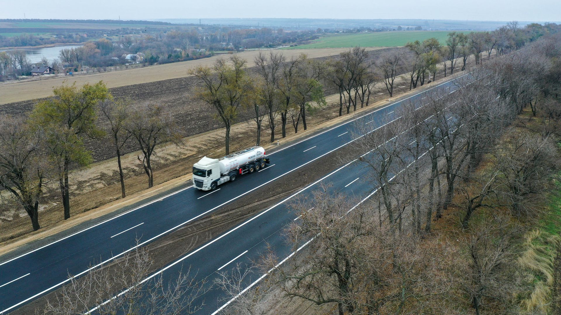 Юрий Голик показал, как выглядит обновленный участок автодороги М-04 неподалеку от Днепра