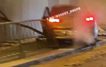 Автомобиль на полном ходу вылетел с дороги и снес забор. Новости Днепра