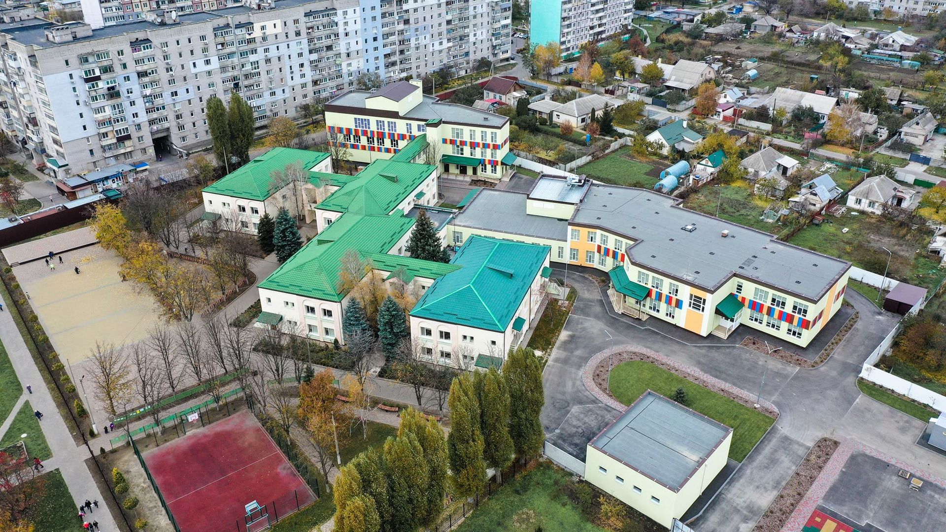 «Велике будівництво»: Юрий Голик показал фотографии новой чудо-школы в Слобожанском