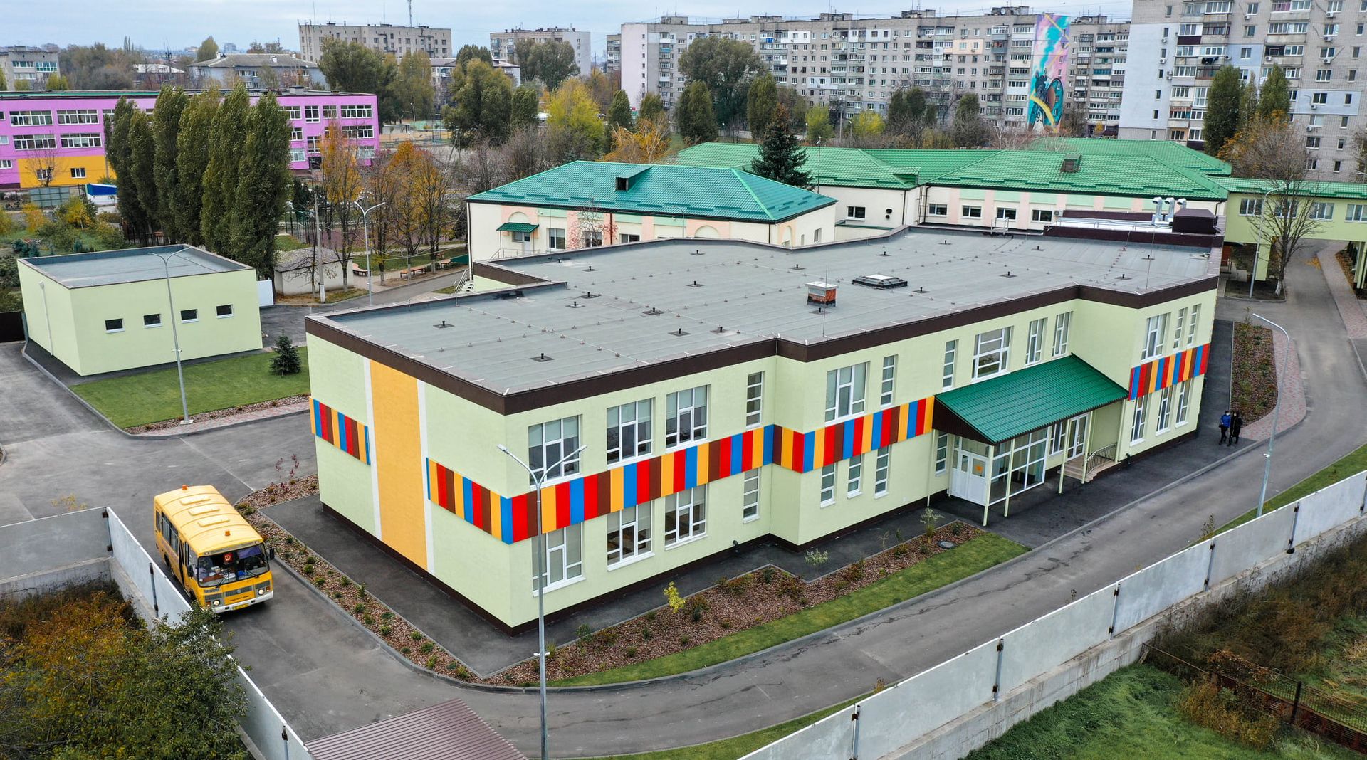 «Велике будівництво»: Юрий Голик показал фотографии новой чудо-школы в Слобожанском