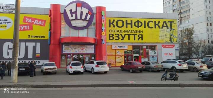 Кто будет платить убытки, днепрянка не знает. В торговом центре, возле которого это случилось, свою вину отрицают. Новости Днепра