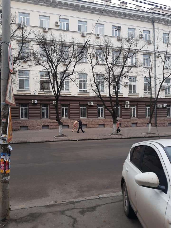 Снимок мужчины, идущего по Привокзальной площади без одежды, опубликовали в сети. Новости Днепра