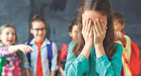 Девочку выставили за дверь пока ее одноклассникам раздавали подарки ко Дню Николая. Новости Днепра