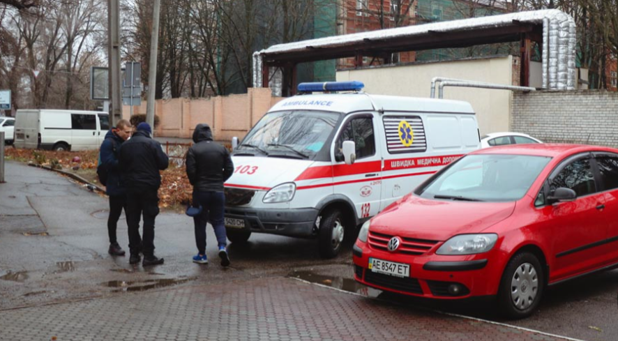 На месте происшествия работали врачи и полицейские. Новости Днепра