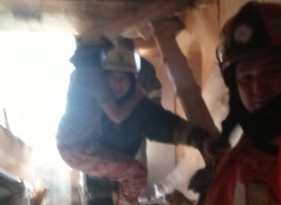 На девочку обрушился потолок, пострадавшую из-под завалов доставали спасатели. Новости Днепра