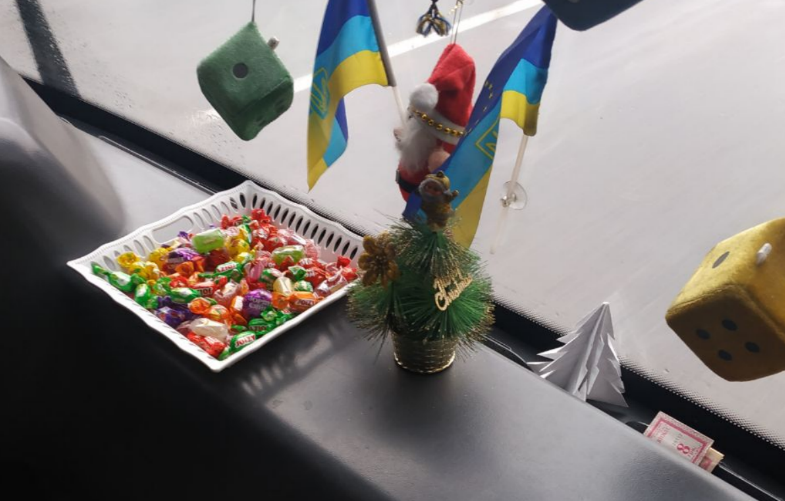 Пассажиров маршрутки угощают конфетами. Новости Днепра