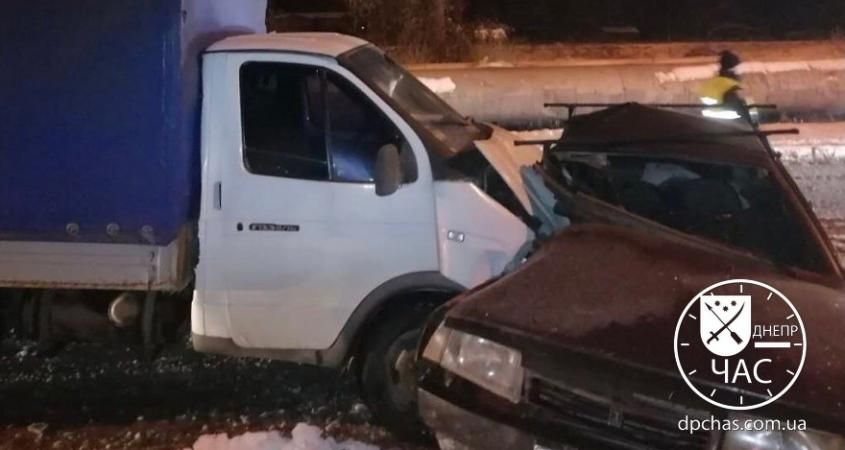 Грузовик смял легковушку. Новости Днепра