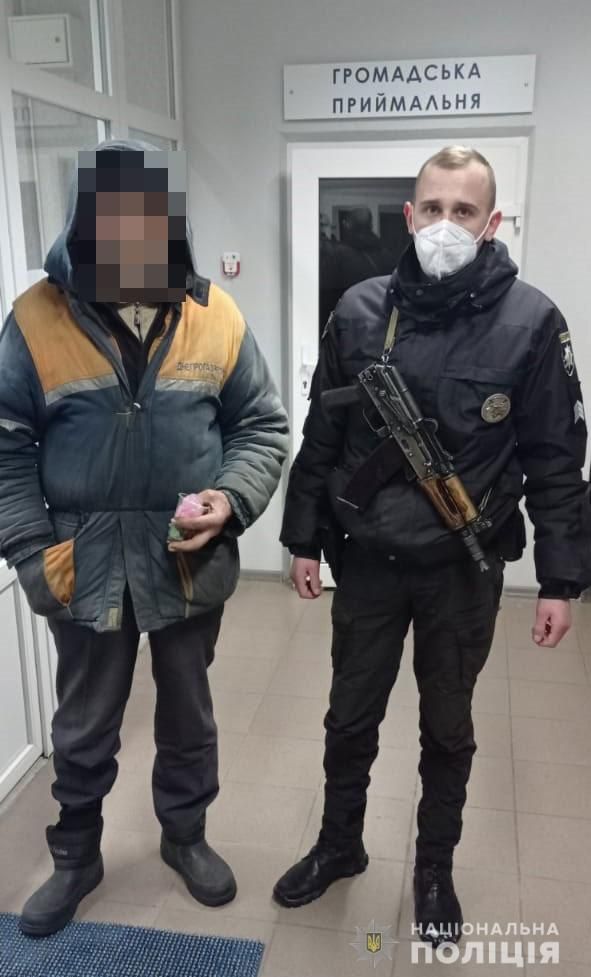 Полицейские Новомосковского района во время осложнения погодных условий помогли добраться мужчине в пункт обогрева. Новости Днепра