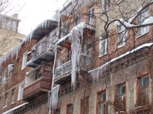 Жителей Днепра попросили не повергать себя опасности. С крыш падают сосульки и тающий снег. Новости Днепра