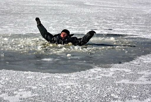 Несмотря на потепление, в связи с которым лед на водоемах становится все хрупче, мужчина с ребенком решили развлечься. Это могло бы закончиться очень печально. Новости Днепра