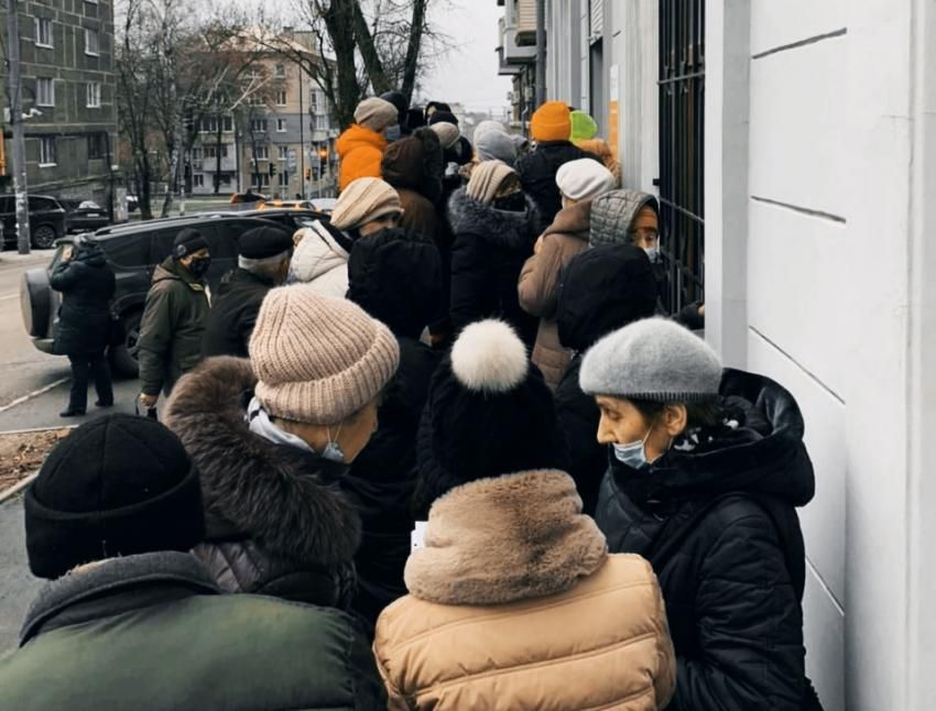 Днепряне с раннего утра стоят в очереди. Новости Днепра