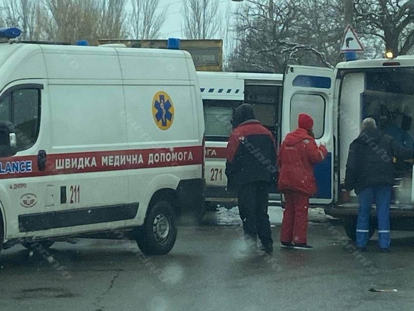 На съезде с Южного моста серьезное ДТП . Новости Днепра