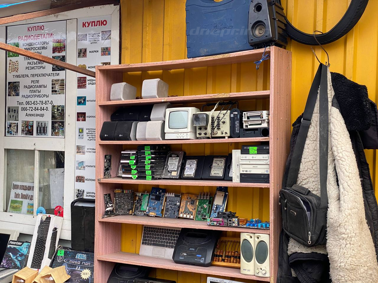 Барахло или сокровища: что продают на блошином рынке Днепра. Новости Днепра