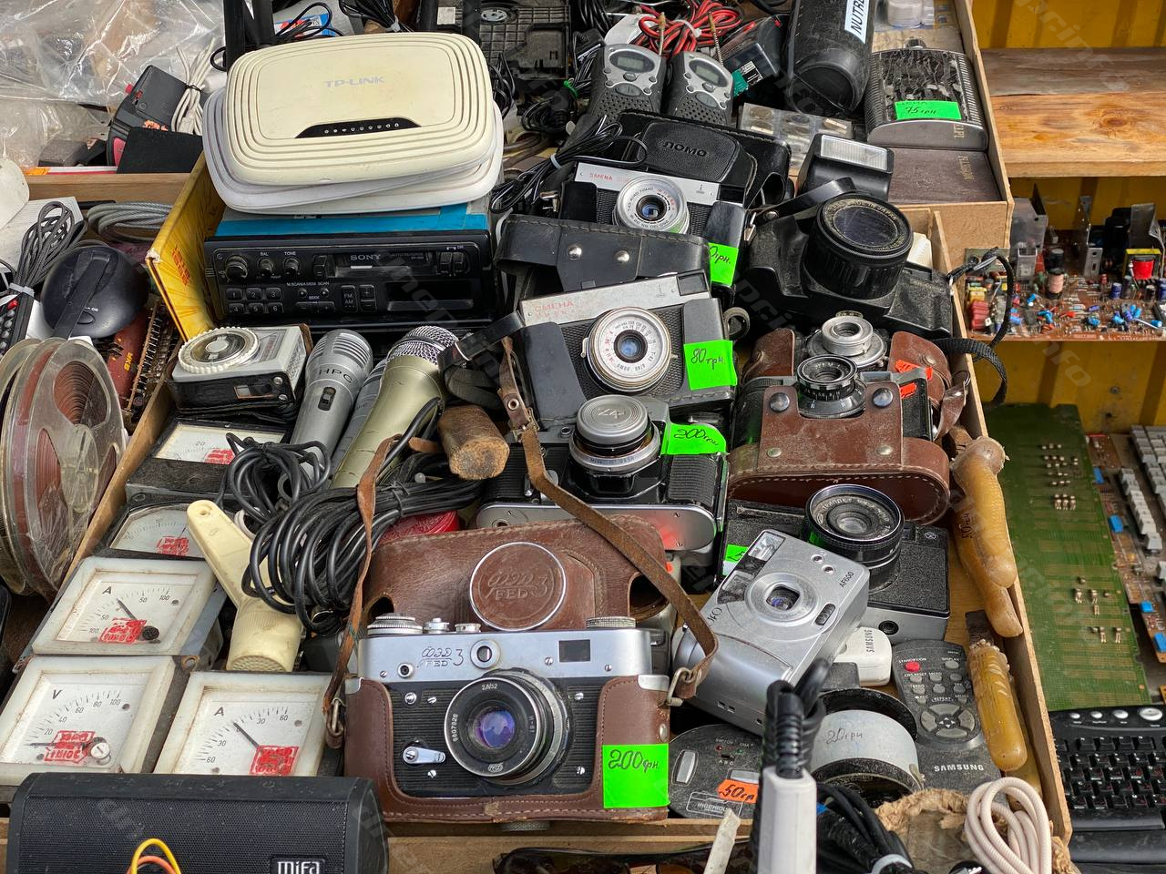 Барахло или сокровища: что продают на блошином рынке Днепра. Новости Днепра