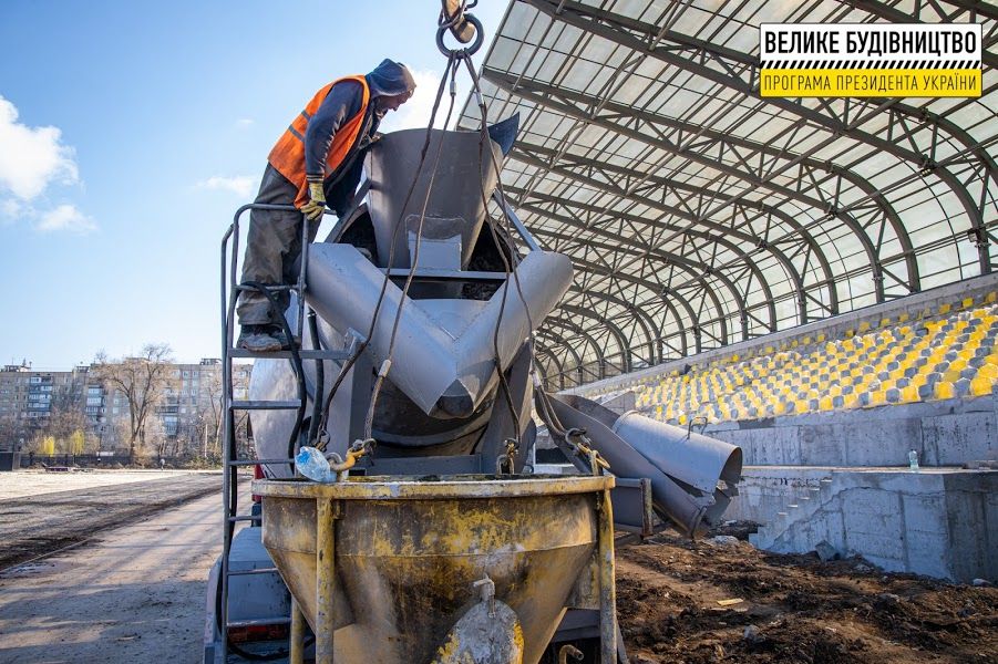 Футбольное поле с «живым» газоном, беговые дорожки и кросфит: в Кривом Роге реконструируют стадион «Спартак»