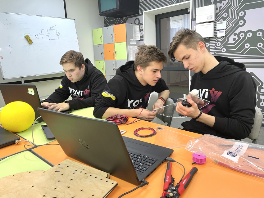 15-летние школьники из Днепра разрабатывают первого в мире робота-тренера для людей с инвалидностью