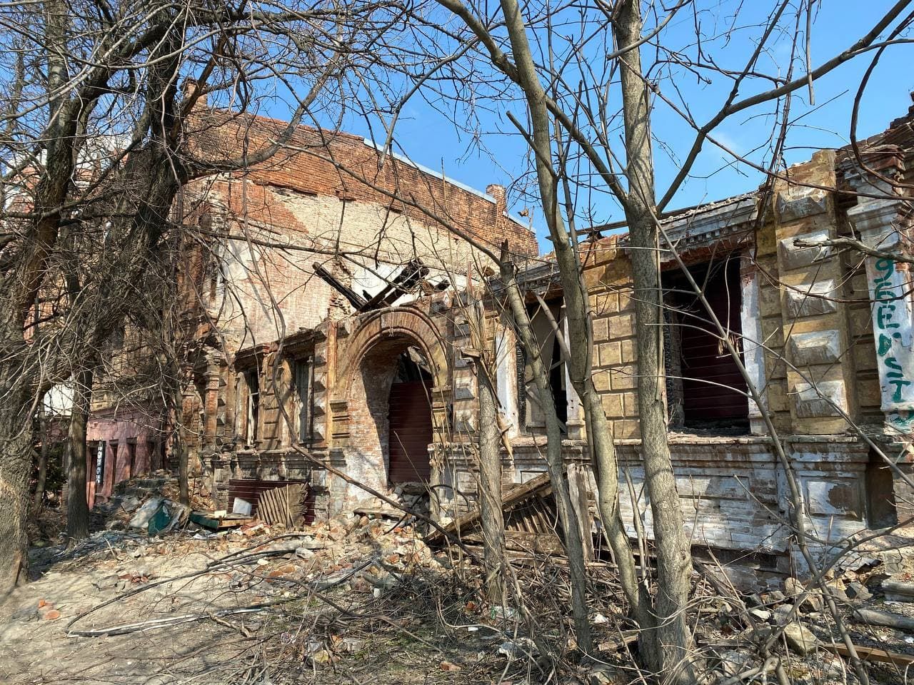 Михалков снимал здесь «Родню»: как выглядит дворик на Соборной площади. Новости Днепра